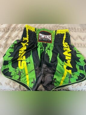XL Twins Special unisex muay thai shorts in green & black